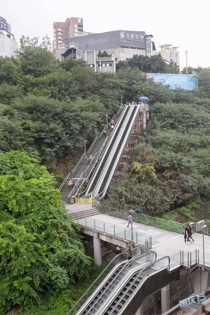 熊猫体育中国官网-奖杯巡游活动走进重庆各大地标的简单介绍