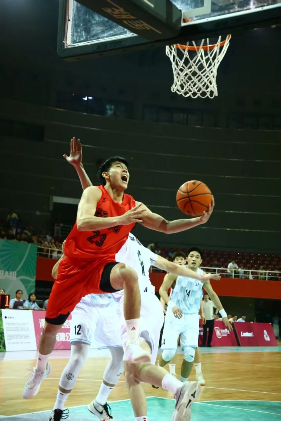 熊猫体育全站-叶润峰全场16中4，三分14中2得到10分3板2助1抢断