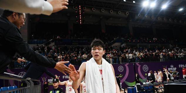 队记分享杨瀚森趣事：在三秒区待10秒钟裁判喊他出去他听不懂